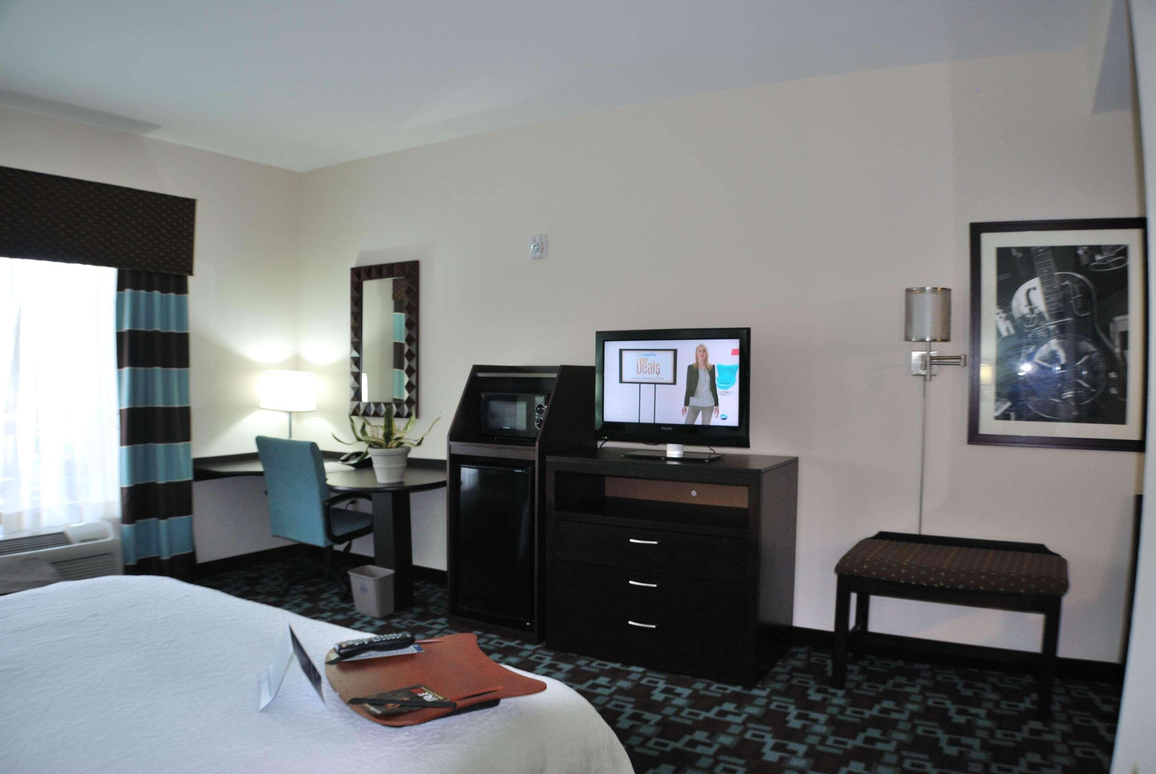 Hampton Inn & Suites Nashville At Opryland Room photo